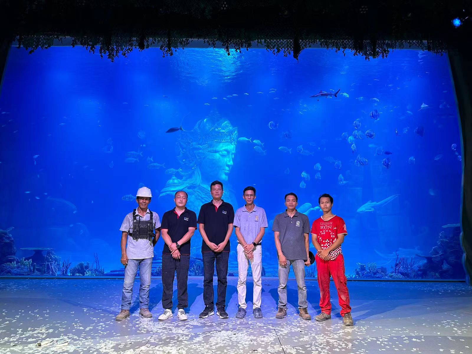 Kingsign Akrilik kurulum ekibi Taman Marine Park Bali Endonezya'da